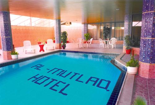 利雅德利雅得爱慕酒店的一座建筑物中央的游泳池