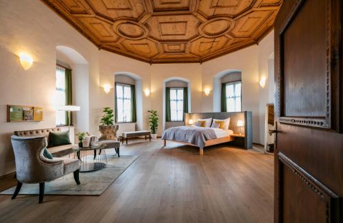 阿德蒙特JUFA Hotel Schloss Röthelstein的配有床和沙发的大房间