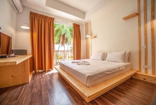 迪弗西Portia Hotel & Spa的一间卧室设有一张床和一个大窗户