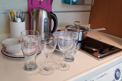 首尔Samseong Coexmall AA的一组酒杯坐在厨房柜台上