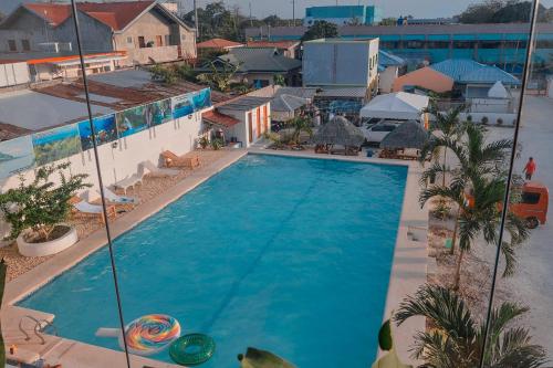 莫阿尔博阿Adams View Hotel的享有酒店游泳池的顶部景色