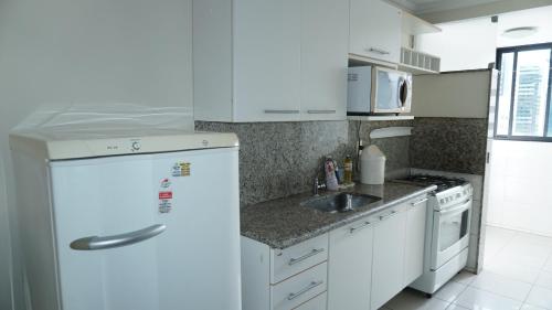 若昂佩索阿Golden Flat的厨房配有白色冰箱和水槽