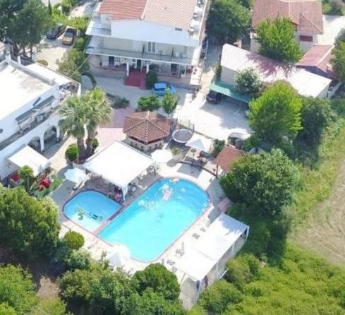 弗尔卡水瓶座酒店的享有带游泳池的房屋的空中景致