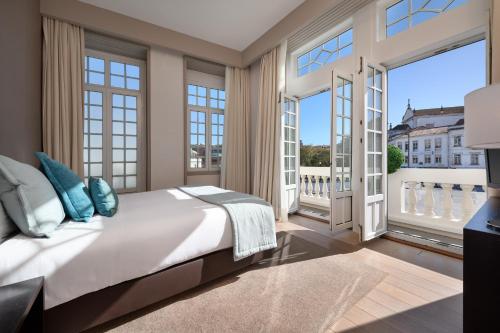 阿威罗阿维罗宫酒店的一间卧室设有一张大床和大窗户