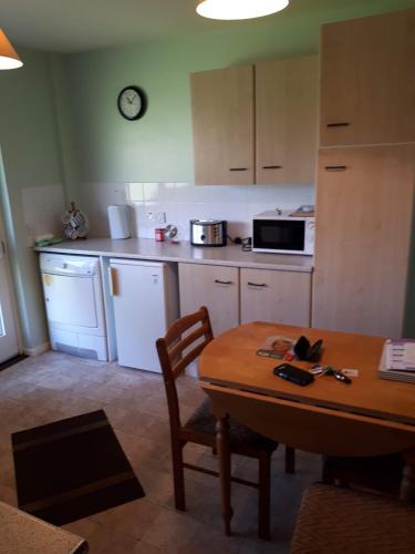 Belcoo3 MacNean Park的厨房配有木桌和桌子,还设有用餐室。