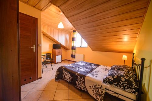 韦巴Willa Vacanza的一间卧室设有一张床和木制天花板
