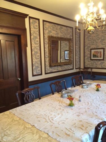 拉特兰Antique Mansion B & B的用餐室配有大桌子和椅子