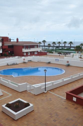 圭马尔港Apart. Nala, Puertito Güímar Beach的大楼屋顶上的大型游泳池