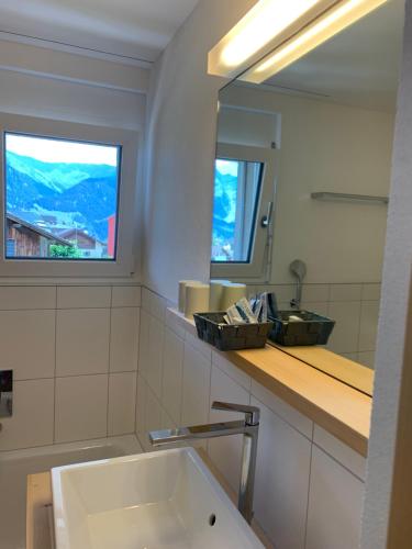 VellaHaus Baracca的一间带水槽和镜子的浴室