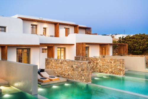 Mykonos Soul Luxury Suites内部或周边的泳池