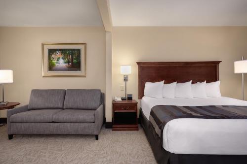 列克星敦温盖特由温德姆哥伦比亚/列克星敦酒店的配有一张床和一把椅子的酒店客房