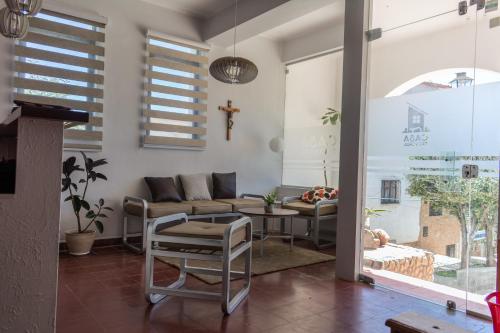 苏克雷Casa Treveris - Non profit Hostel的客厅配有沙发和桌子
