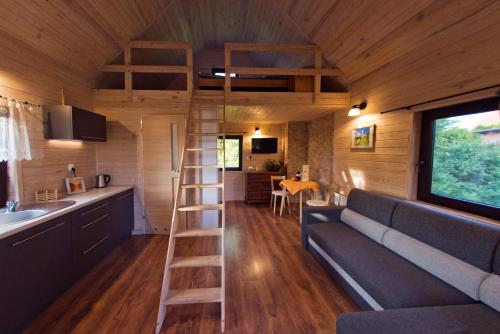 谢拉库夫Na Morenie的一间小房子里配有沙发和梯子的房间