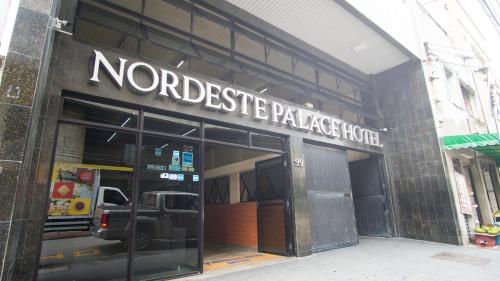 福塔莱萨Nordeste Palace Hotel的一辆停在外面卡车的铁板坯