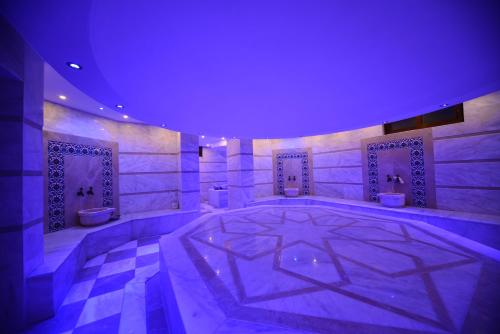 阿拉尼亚Ottoman Village的一间带两个卫生间和紫色天花板的浴室