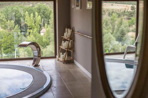 Corduente塞克斯玛德尔萨宾纳乡村度假屋的一间带两个盥洗盆的浴室和一个大窗户
