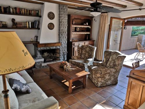 PerafitaCal Nicet的客厅配有沙发、两把椅子和一张桌子