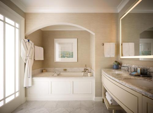 拉古纳海滩蒙太奇拉古纳海滩酒店的一间带两个盥洗盆和大浴缸的浴室