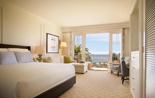 拉古纳海滩蒙太奇拉古纳海滩酒店的酒店客房设有一张床,享有海景。