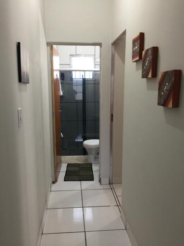 贝洛奥里藏特Apto Floramar的走廊设有带淋浴和卫生间的浴室