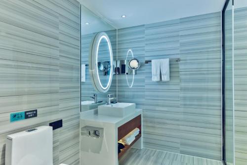 深圳希岸酒店深圳机场航站楼店的一间带水槽和镜子的浴室