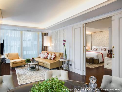 香港中环．石板街酒店的酒店客房设有床和客厅。
