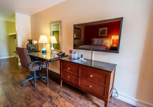 博伟公园霍华德约翰逊普安那公园大酒店的酒店客房配有书桌和床。