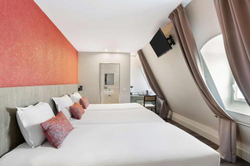 巴黎Sure Hotel by Best Western Paris Gare du Nord的酒店客房设有两张床和窗户。