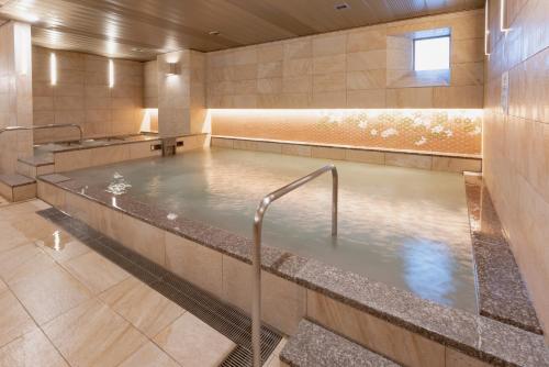 金泽金泽酒店的浴室里有一个大池水