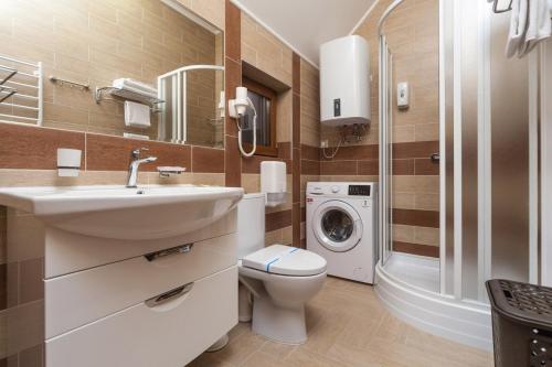 敖德萨埃尔基派启奥塔卡综合酒店的一间带水槽和洗衣机的浴室