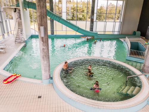 NimtofteLübker Golf Resort的一群人在游泳池游泳