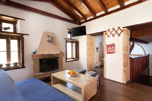 莫奈姆瓦夏Ypatia Cozy Castle Suite Apartment with Loft的带沙发和壁炉的客厅