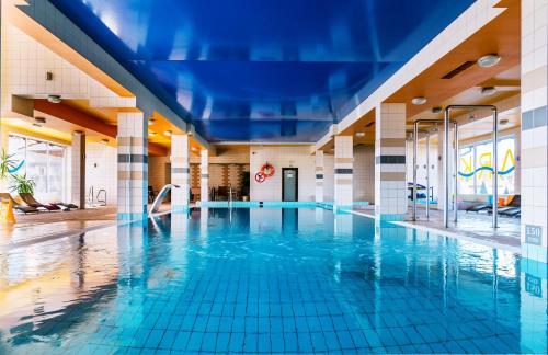 威赫罗伏维多利亚酒店的蓝色瓷砖建筑中的游泳池