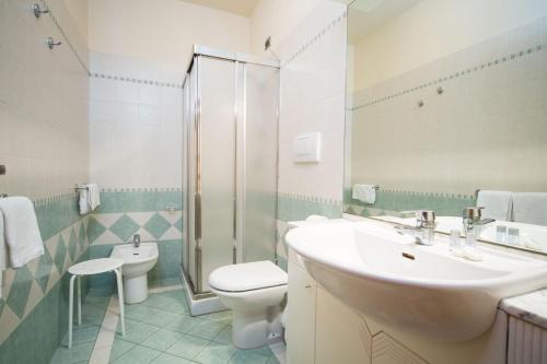 卡夏纳泰尔梅罗马阿尔伯格酒店的一间带水槽、卫生间和淋浴的浴室