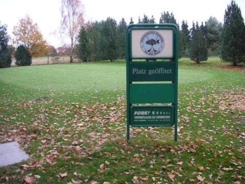 瓦伦多夫布拉尔恩特高尔夫酒店的公园的标志,在田野里设置时钟