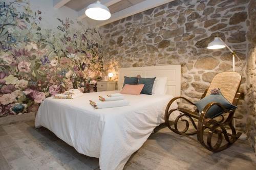 毕尔巴鄂Dulcelia Bilbao. Relax y confort en la ría .EBI-873的一间卧室设有一张带石墙的大床