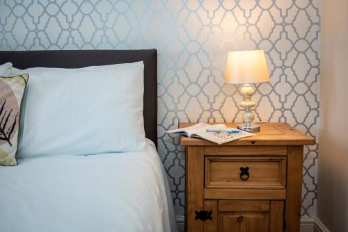 巴罗弗内斯水景豪华公寓的一间卧室,配有一张床和床头灯