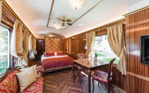坎波迪特伦斯Luxury Lodge - Orient Express Lener的一间火车室,配有一张床铺和一张桌子