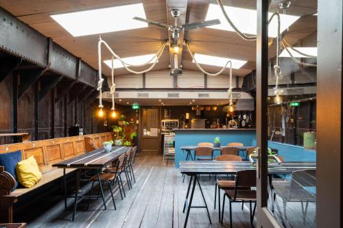 阿默斯福特B&B Vita Nova的餐厅铺有木地板,配有桌椅