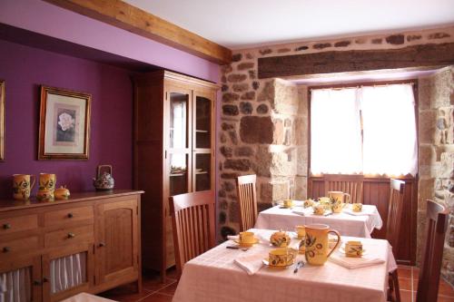 Arenas de IguñaPosada El Arrabal的一间设有两张桌子和窗户的用餐室