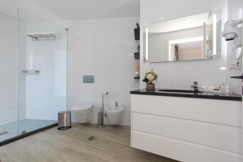 富尔纳斯Casa Nostra的白色的浴室设有水槽和淋浴。