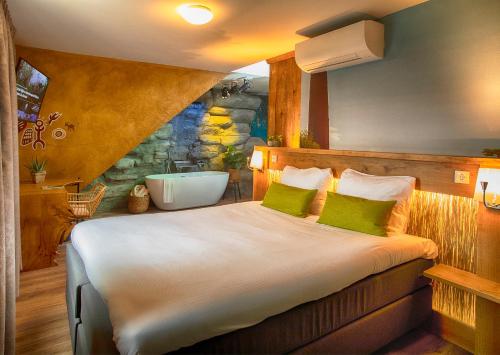 韦斯特博克阿伯迪外斯特博施特酒店的一间卧室配有一张带浴缸的浴室。