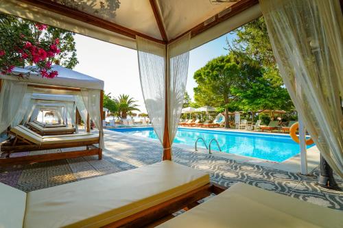 里科索翁萨梅瑞酒店的一间带壁炉的卧室,毗邻一个游泳池
