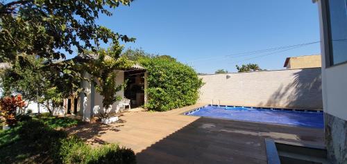 巴西利亚Alt House Qi 02 Lago Norte的一座房子的院子内的游泳池