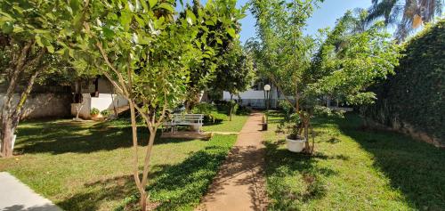 巴西利亚Alt House Qi 02 Lago Norte的花园,两棵树和长凳