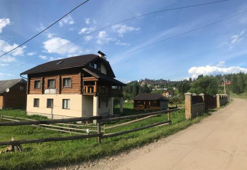 斯拉夫西克KATERINA的土路旁的房子