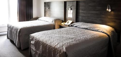 Amos依柯诺万酒店的酒店客房带两张床和电话
