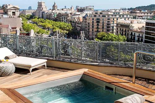 巴塞罗那巴塞罗那GL莫伽斯提克酒店&温泉的大楼顶层带热水浴池的阳台