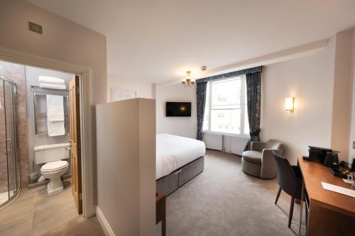 泰晤士河畔金斯顿金斯阿姆酒店的一间酒店客房 - 带一张床和一间浴室