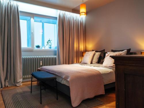 布加勒斯特ParkLake Design Apartment - Fabulous View - Netflix的一间卧室设有一张床和一个窗口